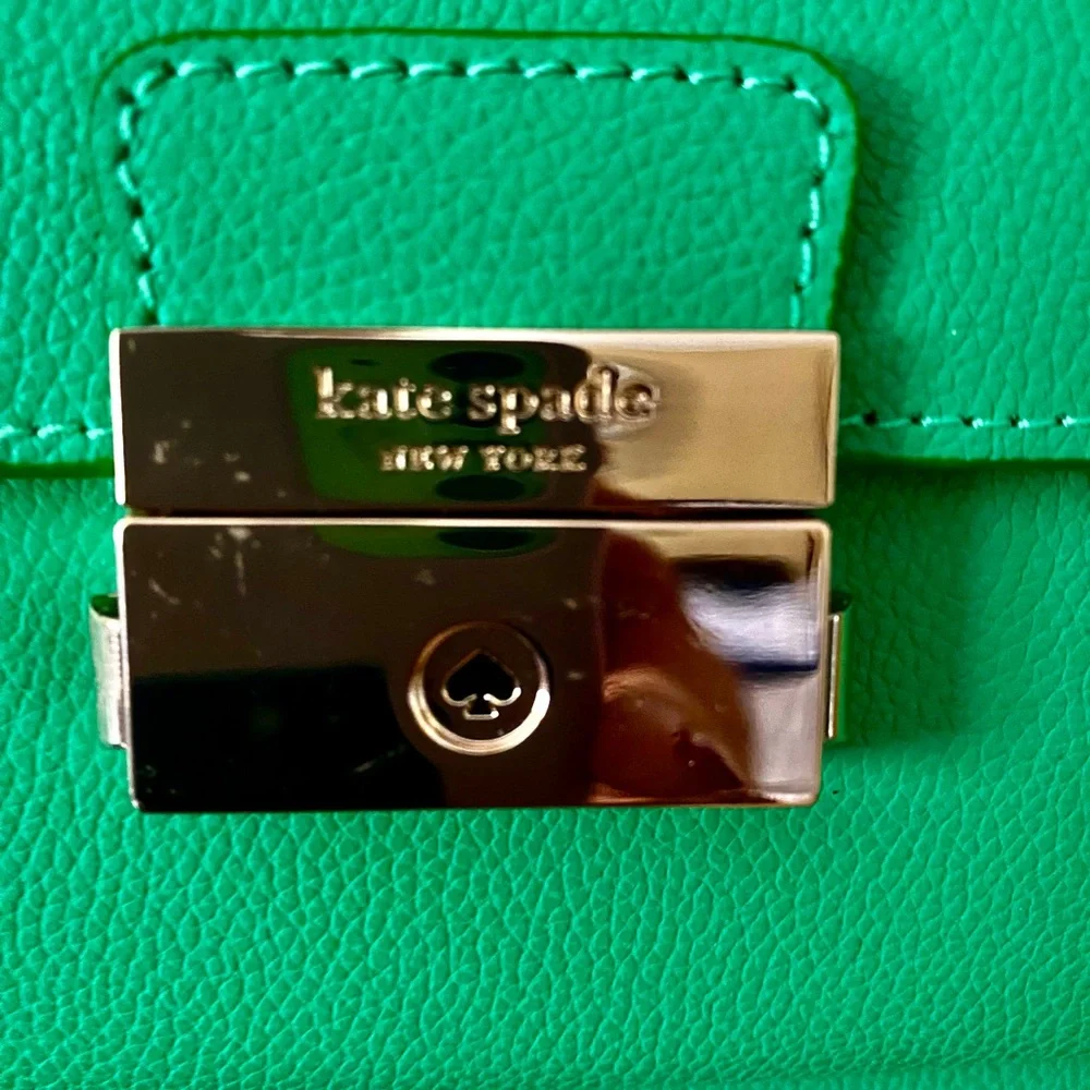 New with tag Kate Spade green bag front gold closure. - Picture 5 of 10